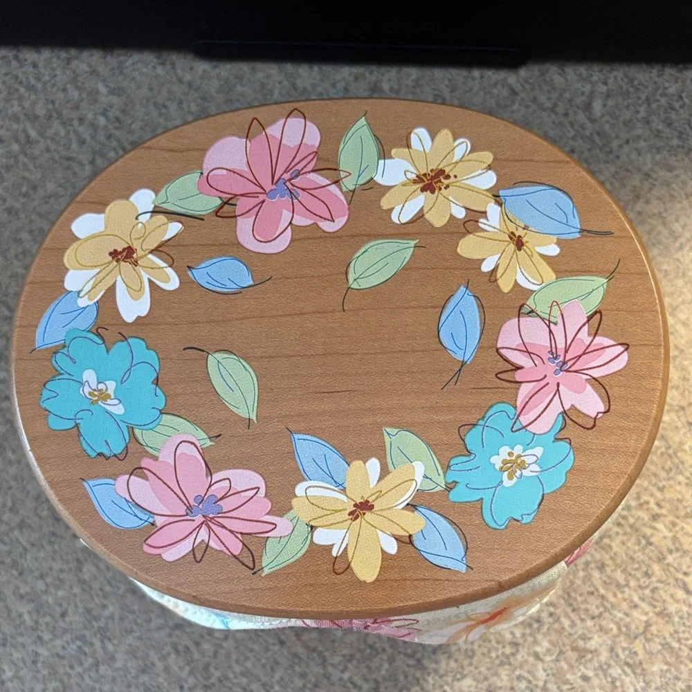 Signed 2008 Longaberger Mother’s Day basket set - Picture 2 of 4